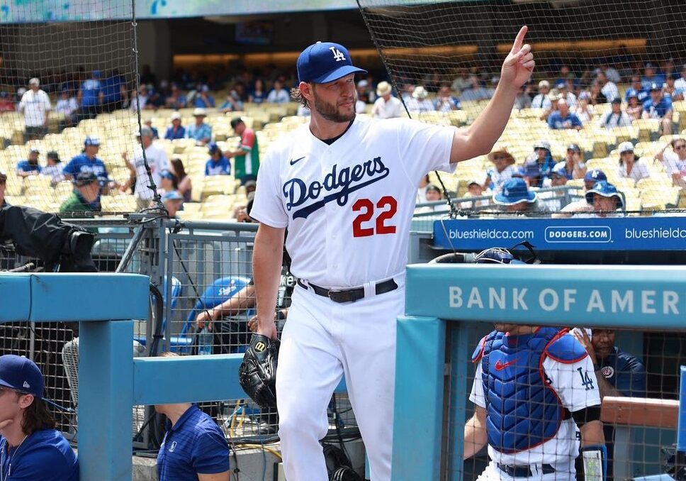 CLAYTON KERSHAW SALUDA EN PARTIDO DE LOS DODGERS