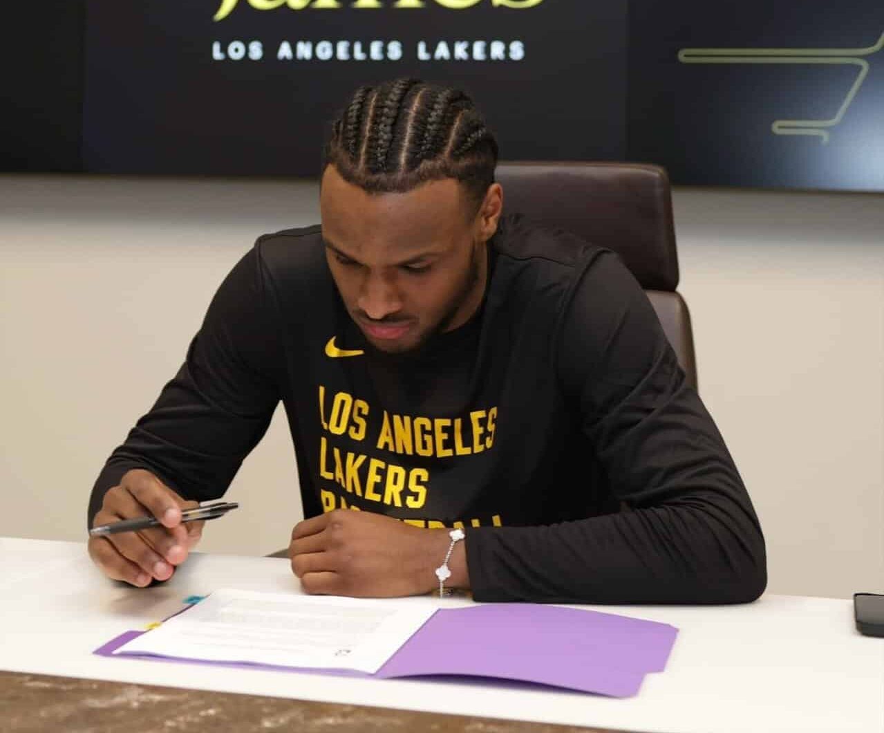 BRONNY JAMES FIRMANDO SU CONTRATO DE NOVATO CON LOS LAKERS