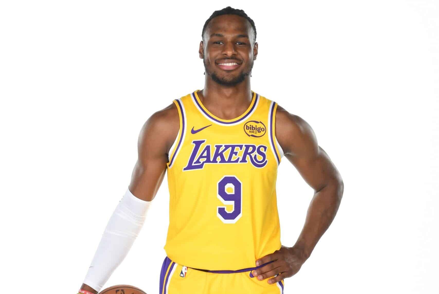 BRONNY JAMES POSANDO PARA LA FOTO CON EL UNIFORME DE LAKERS