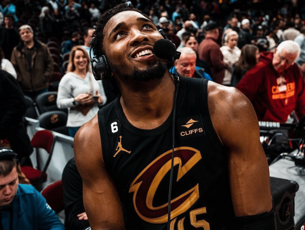 DONOVAN MITCHELL SONRÍE LUEGO DE UN TRIUNFO DE LOS CAVALIERS EN LA NBA