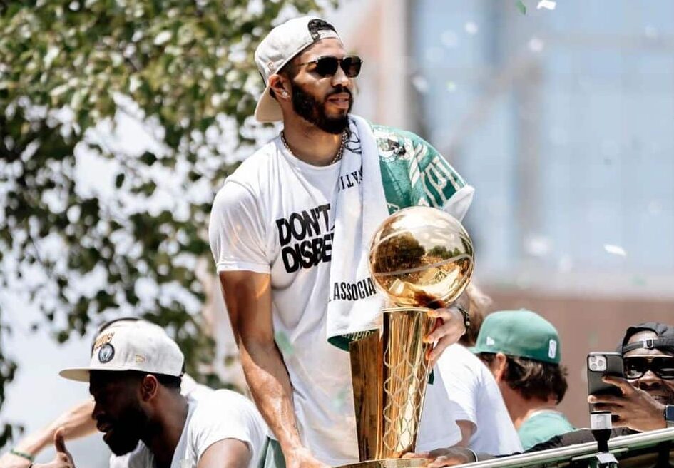 JAYSON TATUM POSA PARA LA FOTO CON EL TROFEO DE CAMPEONES DE LA NBA DE LOS CELTICS DURANTE EL DESFILE DE CELEBRACIÓN EN LA CIUDAD DE BOSTON