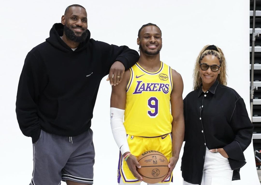 BRONNY JAMES POSA PARA LA FOTO CON SU PADRE LEBRON Y SU MADRE SAVANNAH