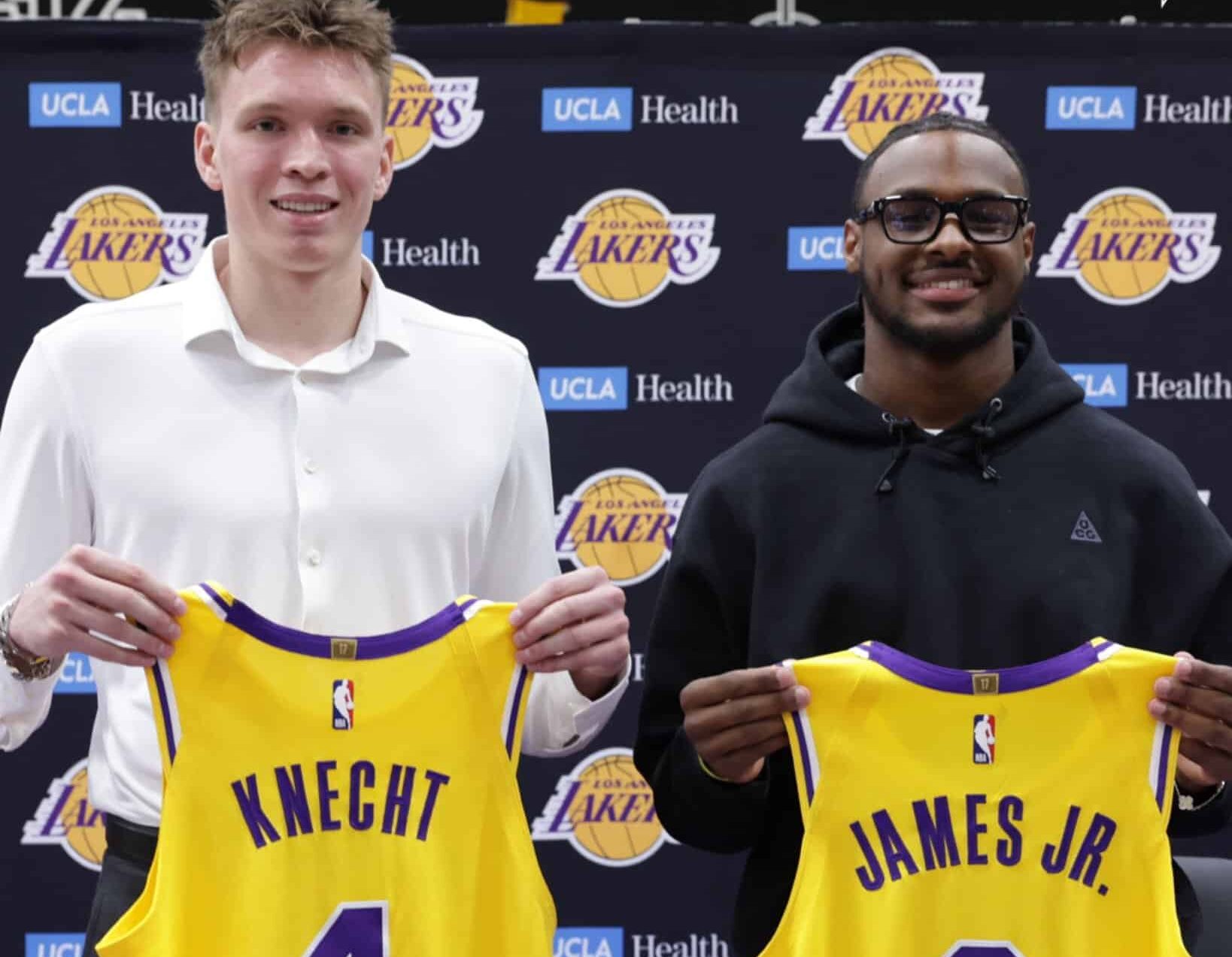 DALTON KNECHT A LA IZQUIERDA Y BRONNY JAMES A LA DERECHA, EN SU PRESENTACIÓN CON LOS LAKERS