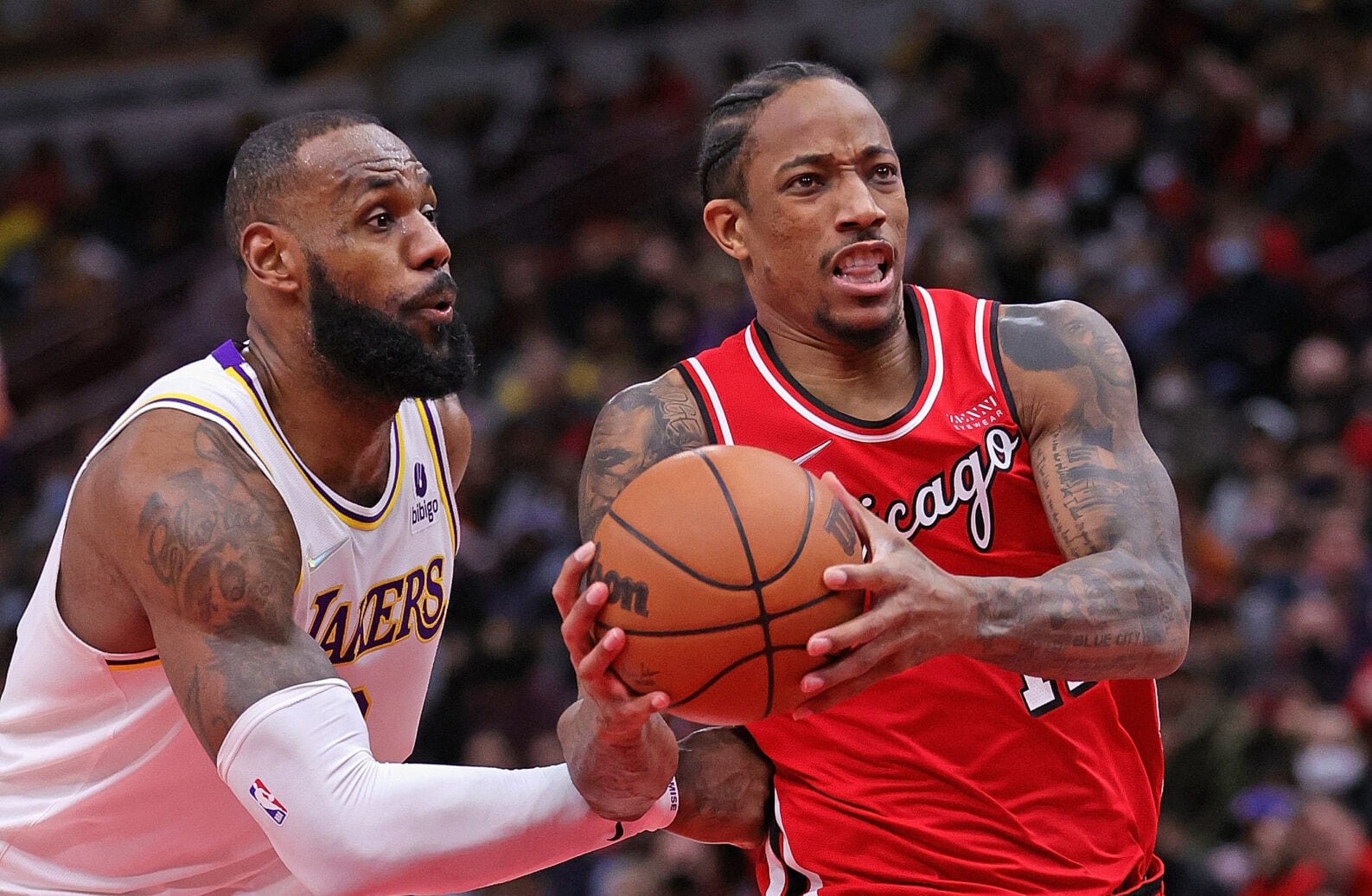 LEBRON JAMES DE LOS LAKERS A LA IZQUIERDA Y A LA DERECHA DEMAR DEROZAN