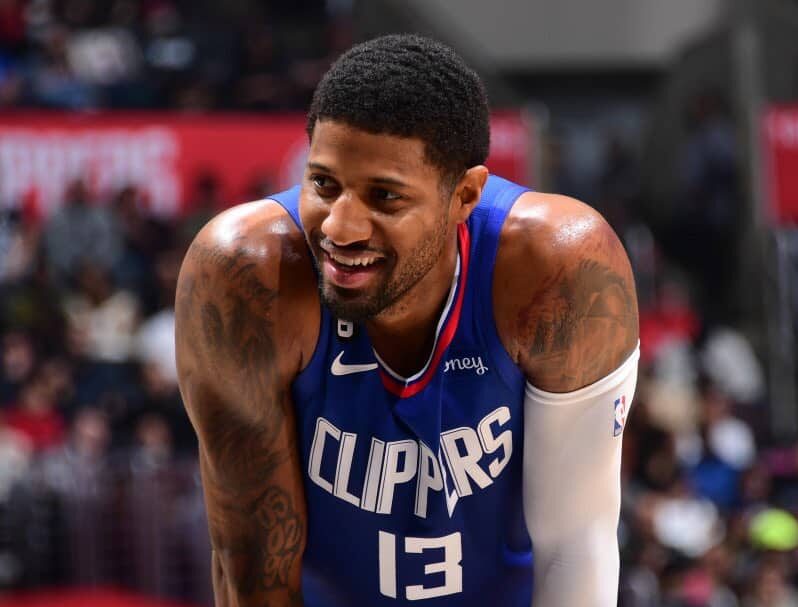 PAUL GEORGE SONRÍE EN UN PARTIDO CON LOS CLIPPERS EN LA NBA