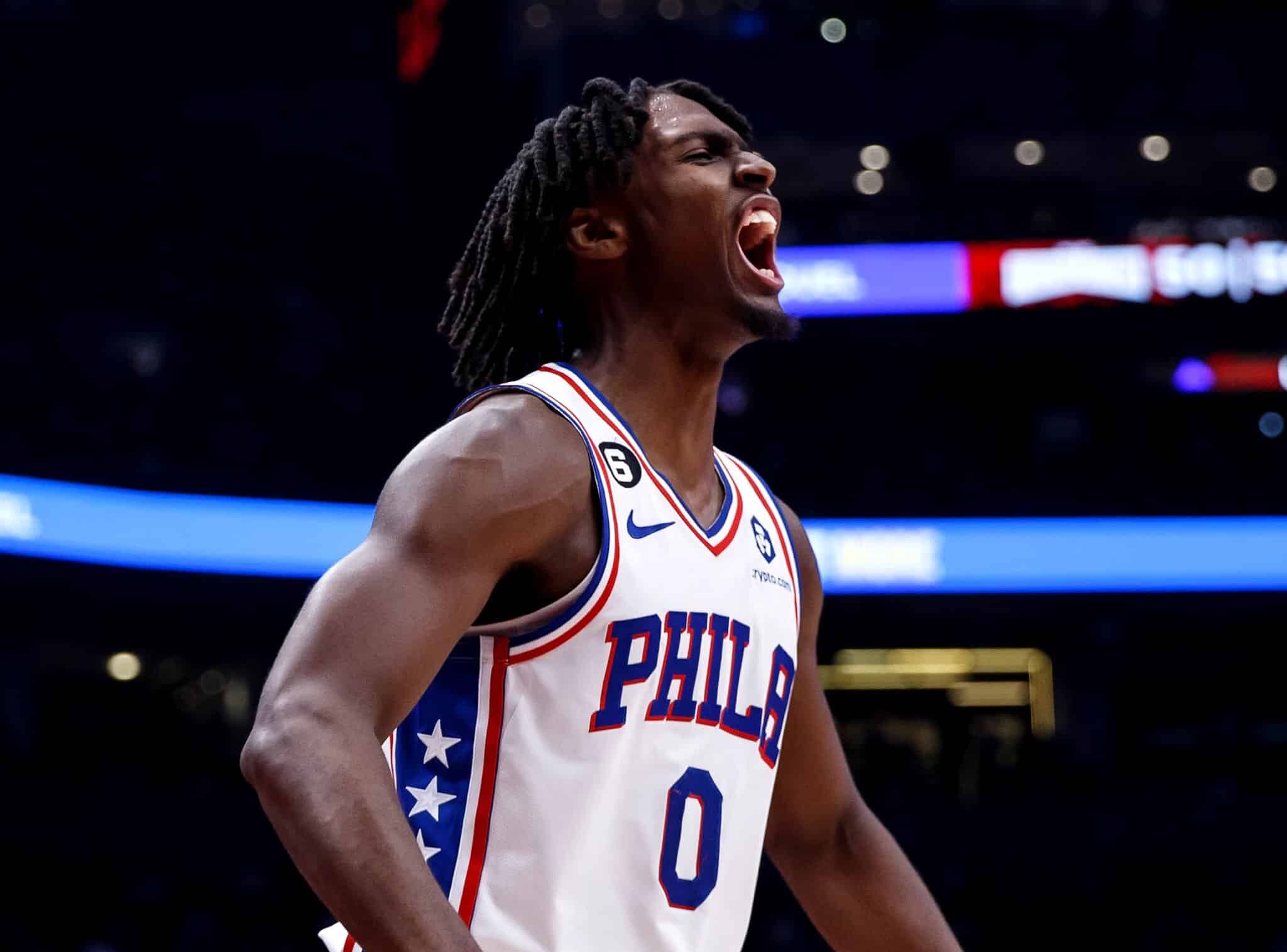 TYRESE MAXEY CELEBRA EN UN PARTIDO DE LA NBA CON LOS SIXERS