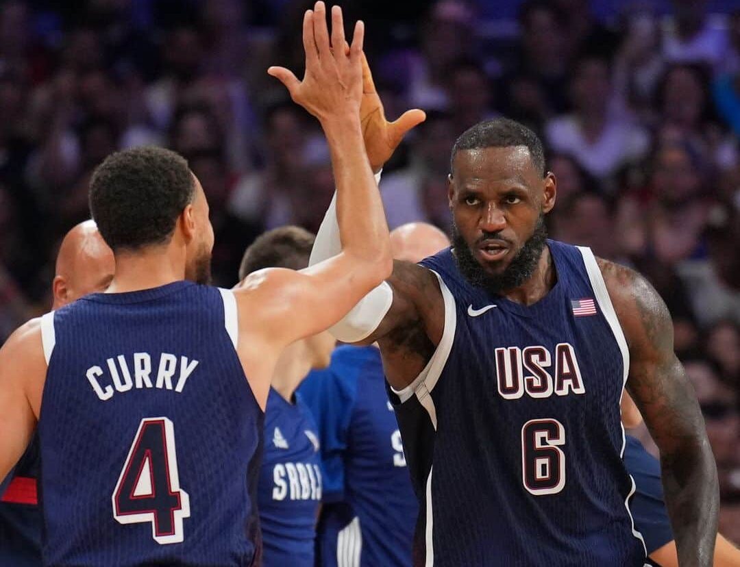 STEPHEN CURRY A LA IZQUIERDA Y LEBRON JAMES A LA DERECHA, CELEBRAN CON LA SELECCIÓN DE ESTADOS UNIDOS DE BALONCESTO VARONIL EN LOS JUEGOS OLÍMPICOS DE PARÍS 2024