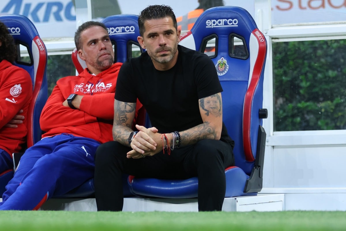 Fernando Gago en el banquillo de Chivas en el AP2024.