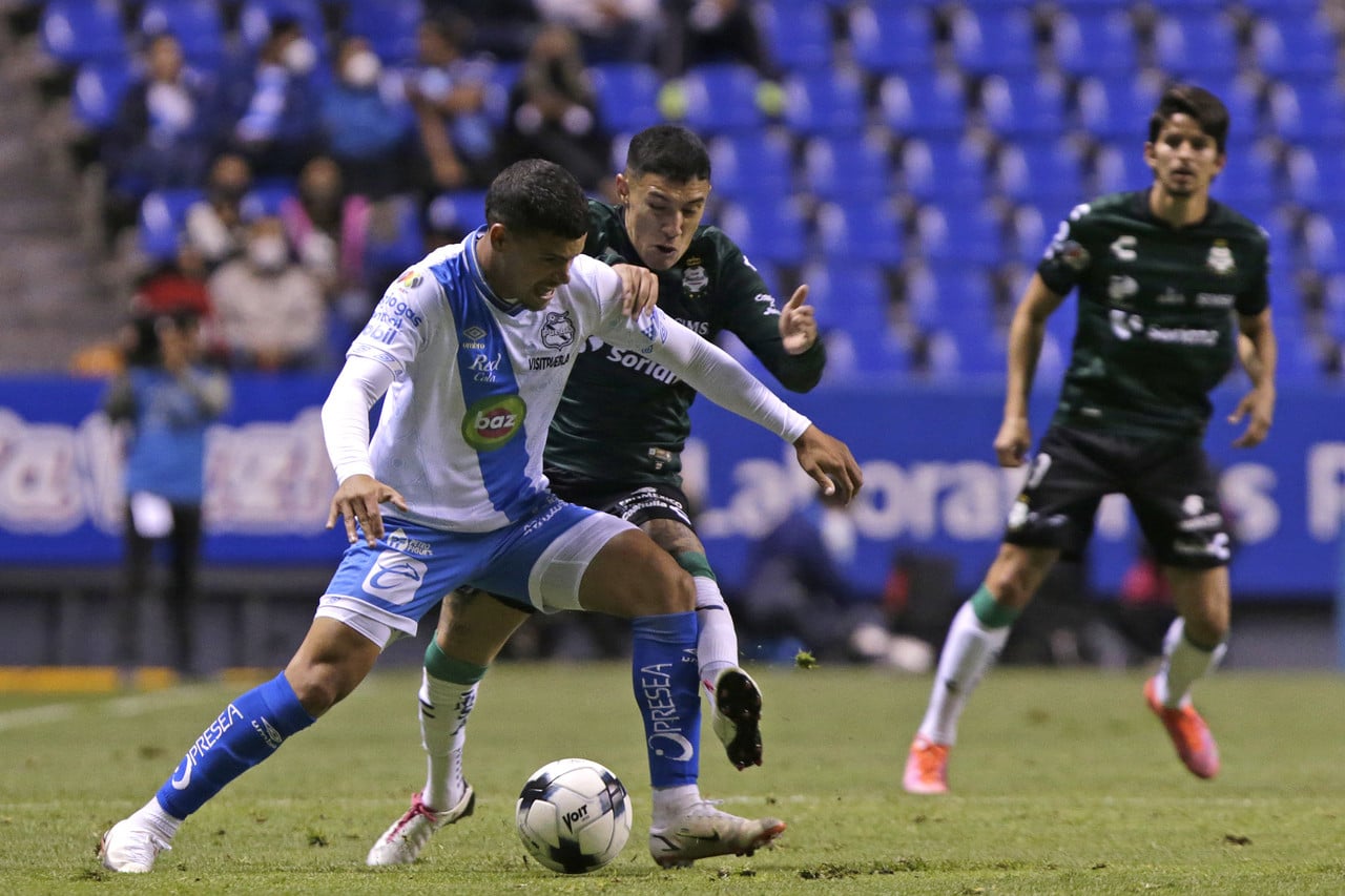 JUGADORES DE SANTOS Y PUEBLA PELEAN LA PELOTA