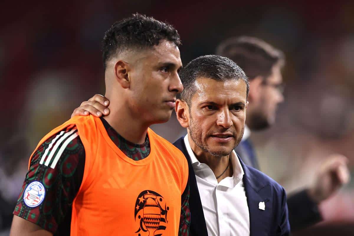 Jaime Lozano con Luis Romo tras ser eliminados de Copa América.