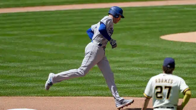 FREDDIE FREEMAN RECORRE LAS BASES