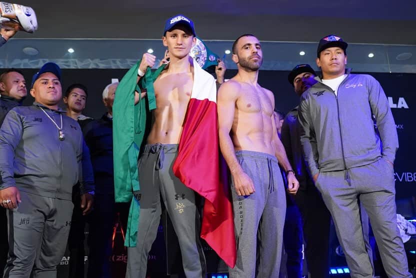 ALAN 'REY DAVID' PICASSO A LA IZQUIERDA Y AZAT HOVHANNISYAN A LA DERECHA, ESPALDA CON ESPALDA POSANDO PARA LA FOTO TRAS EL PESAJE
