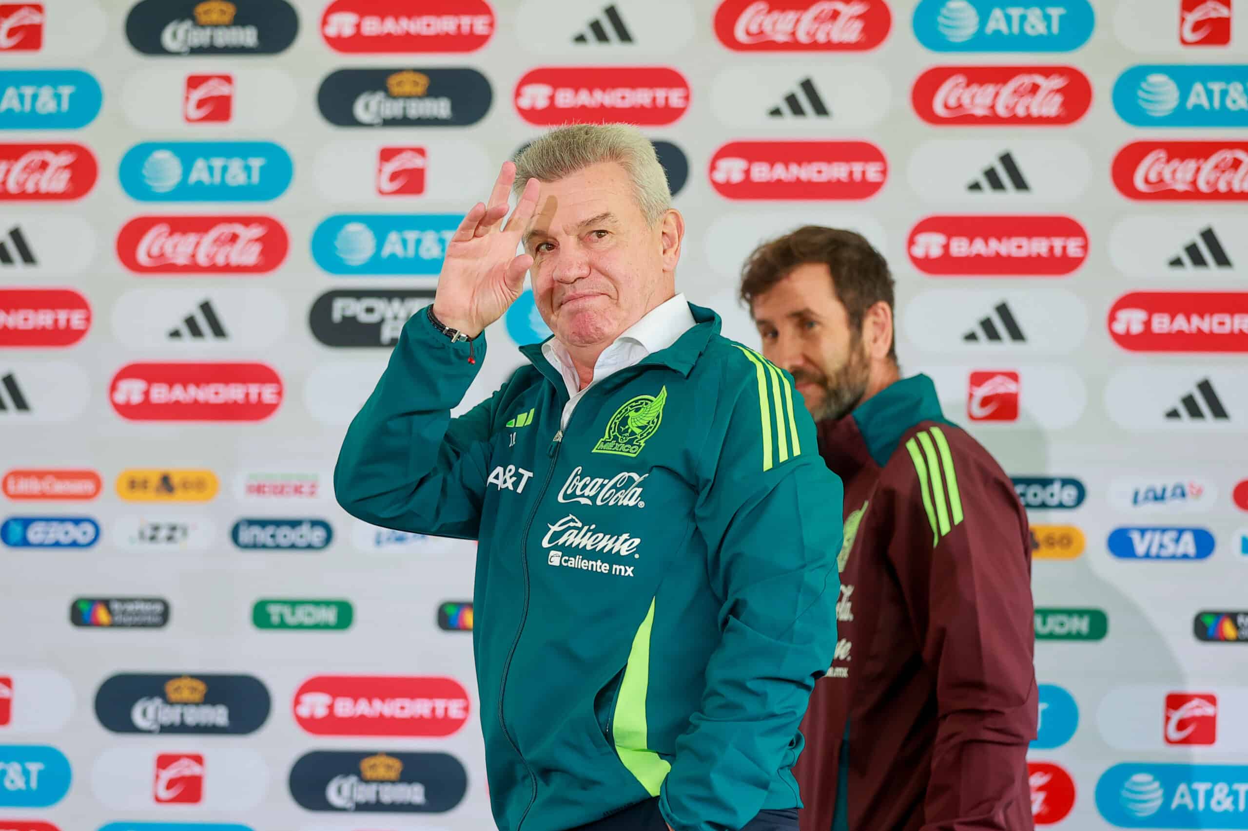JAVIER AGUIRRE SALUDA A LA CÁMARA