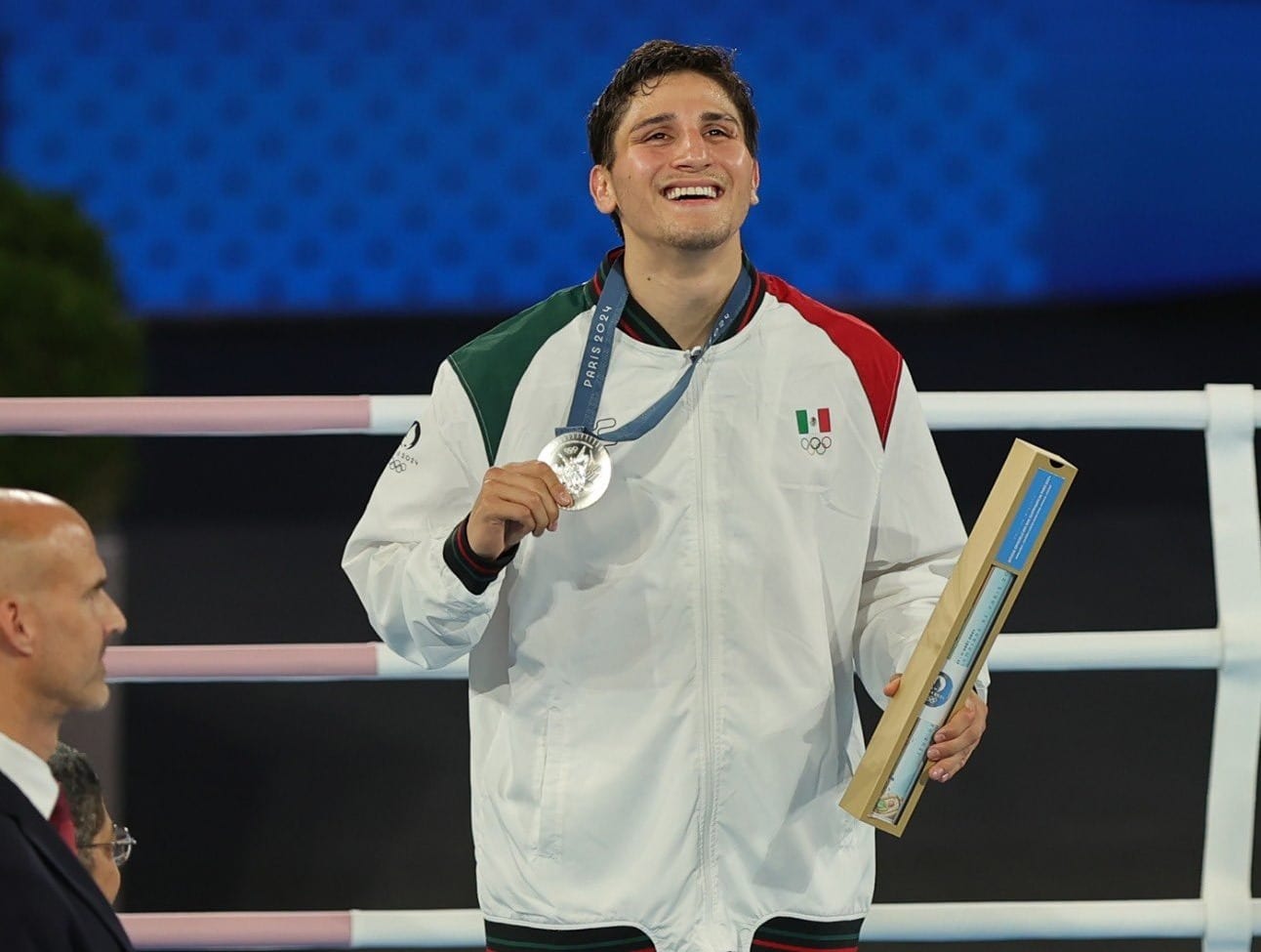 Marco Verde en el podio con su medalla de plata en boxeo.
