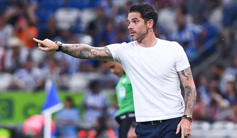 EL ENTRENADOR SIGUE FIRME EN CHIVAS