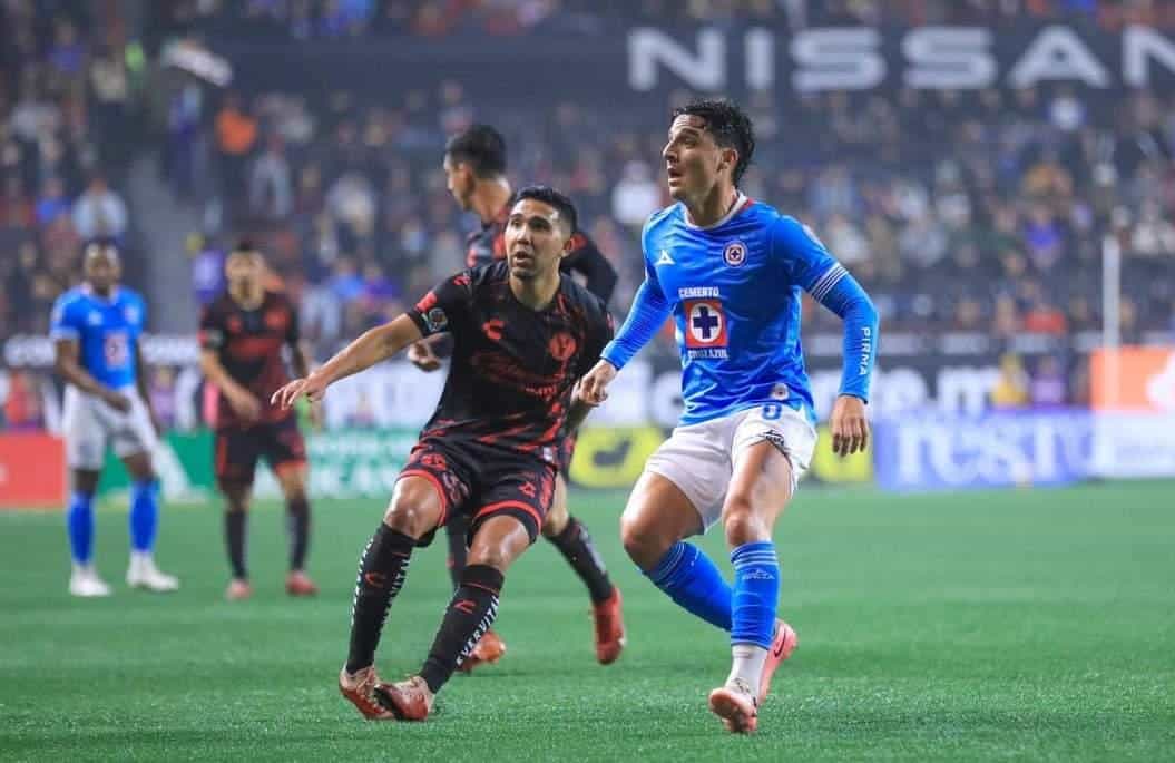 CRUZ AZUL QUEDA AL BORDE DE LA ELIMINACIÓN TRAS SER GOLEADO 3-0 POR LOS XOLOS EN LA IDA DE LOS CUARTOS