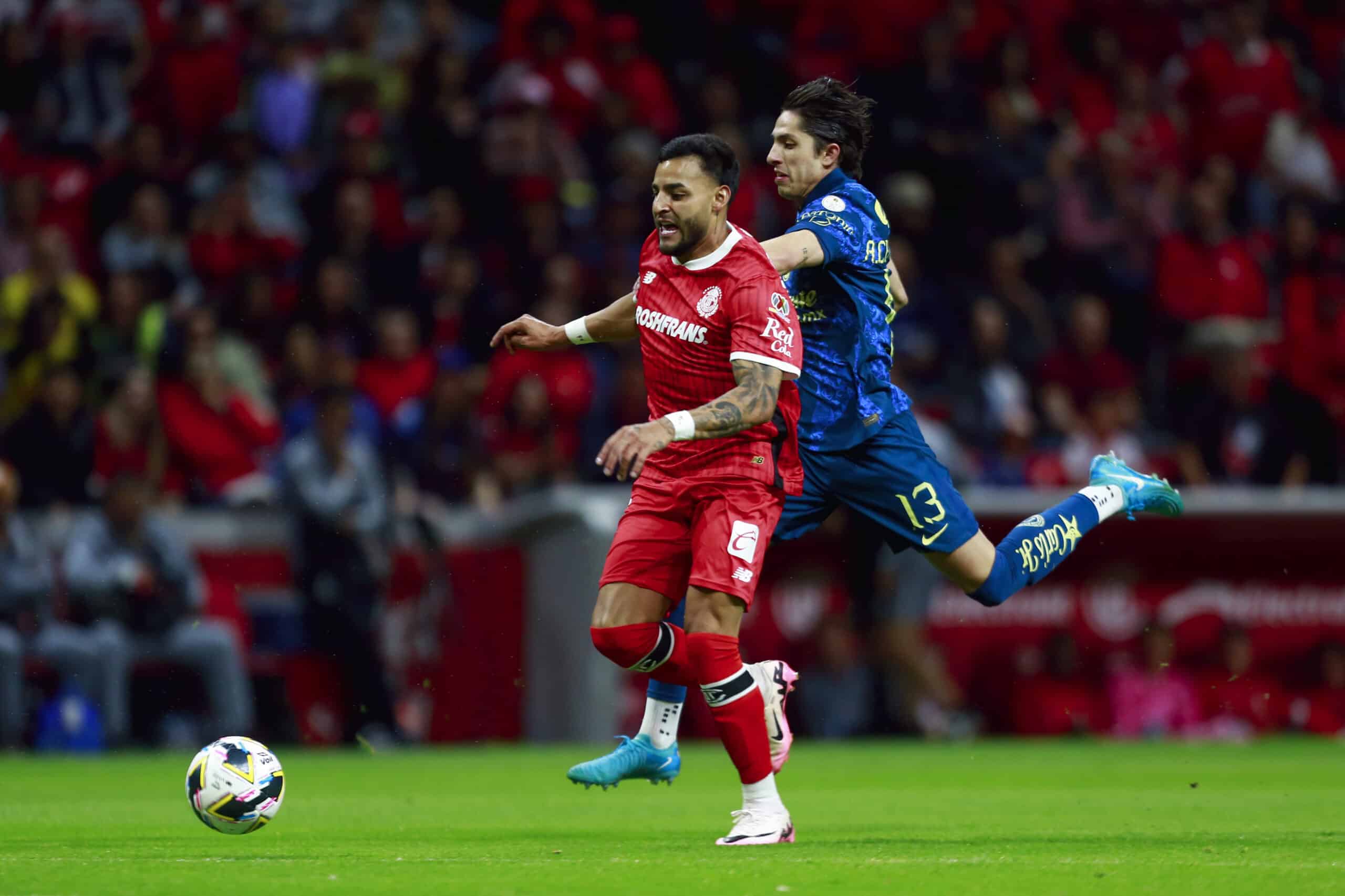 LAS FIGURAS DE TOLUCA FC COMO PAULINHO Y ALEXIS VEGA FUERON MANEJADOS POR LA DEFENSA DEL CLUB AMÉRICA EN LA IDA DE CUARTOS