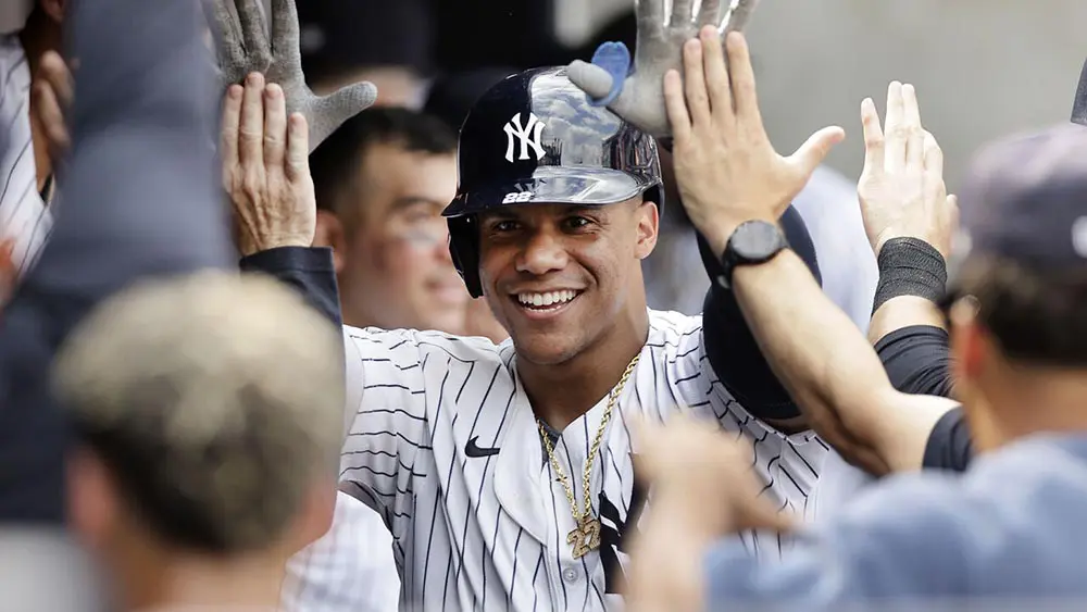 JUAN SOTO ES FELICITADO POR SUS COMPAÑEROS
