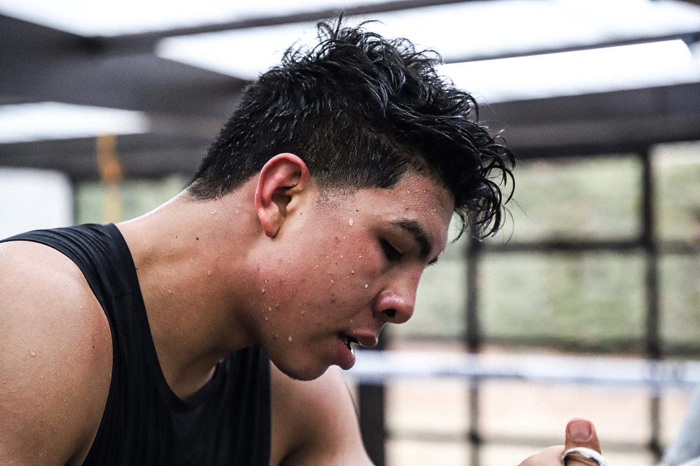 Jaime Munguía en entrenamiento previo a su pelea.