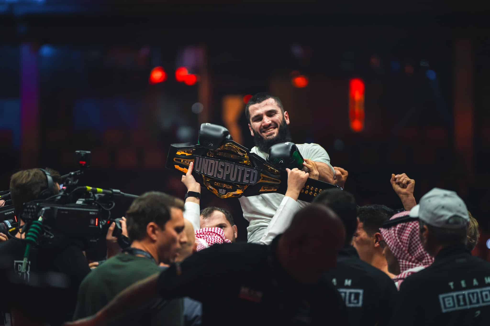Beterbiev s el actual campeón unificado de los semipesados.