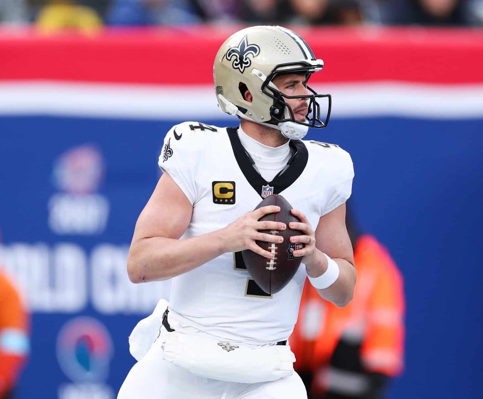 Derek Carr, sufrió una fractura significativa en su mano que no usa para lanzar, es probable que esté fuera toda la temporada.