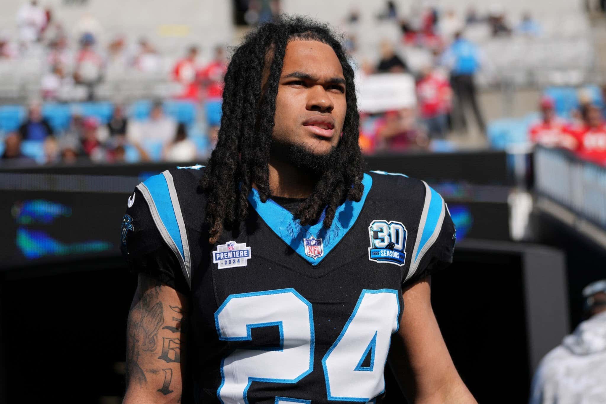 Jonathon Brooks ingresa en IR y Velus Jones Jr. se suma al plantel.