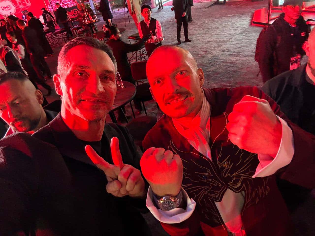 Wladimir Klitschko con Aleksandr Usyk en su pelea del sábado.