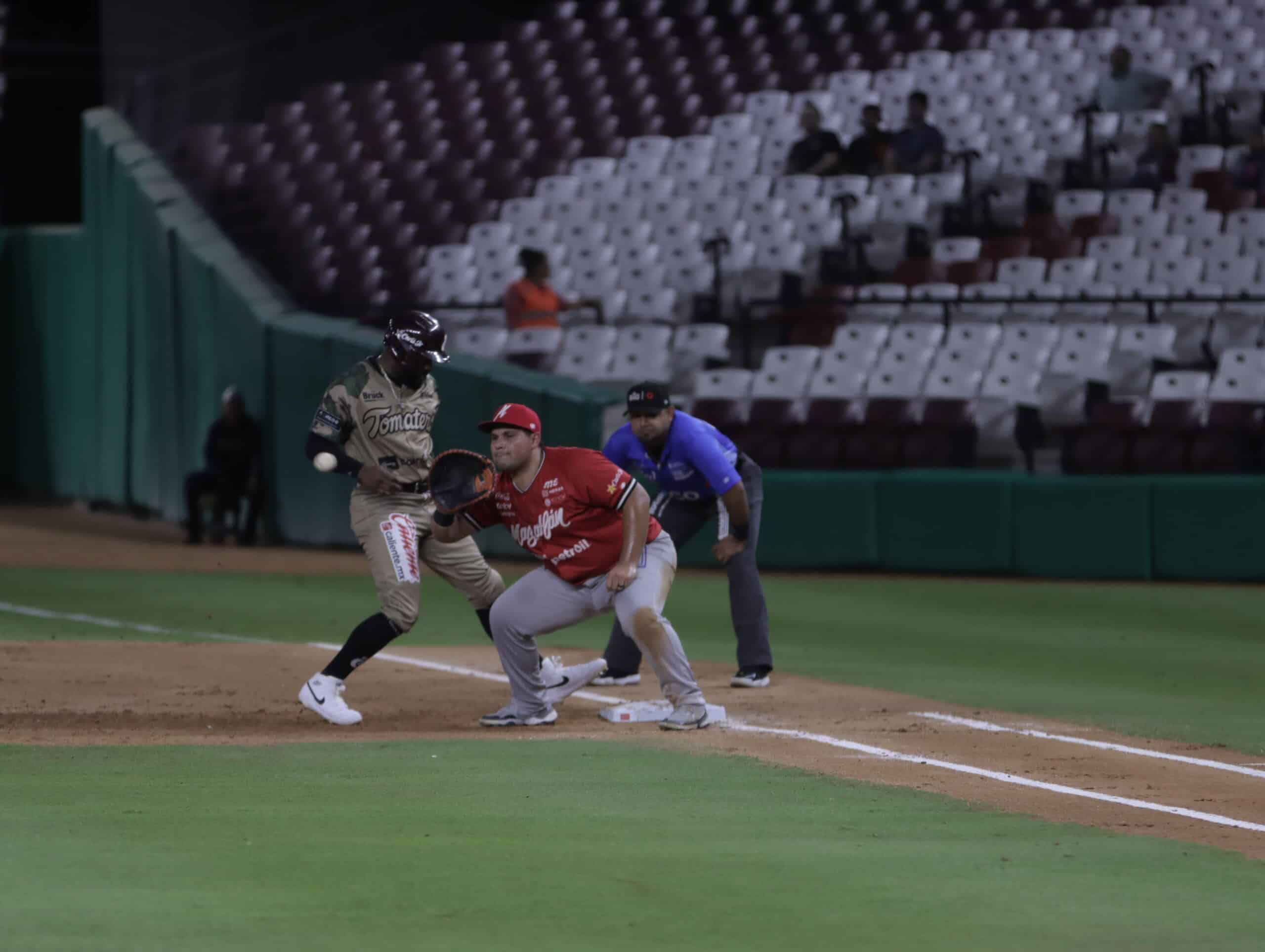 CARLOIS MUÑOZ CUIDA LA PRIMERA BASE