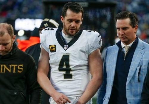 El quarterback de los Saints abandonó el partido de la Semana 14 ante los Giants tras una mala caída, sujetando su muñeca izquierda.