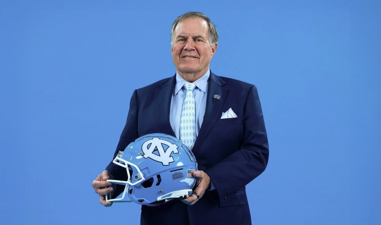 Belichick firma por 5 años y cerca de 600 millones de pesos con North Carolina.