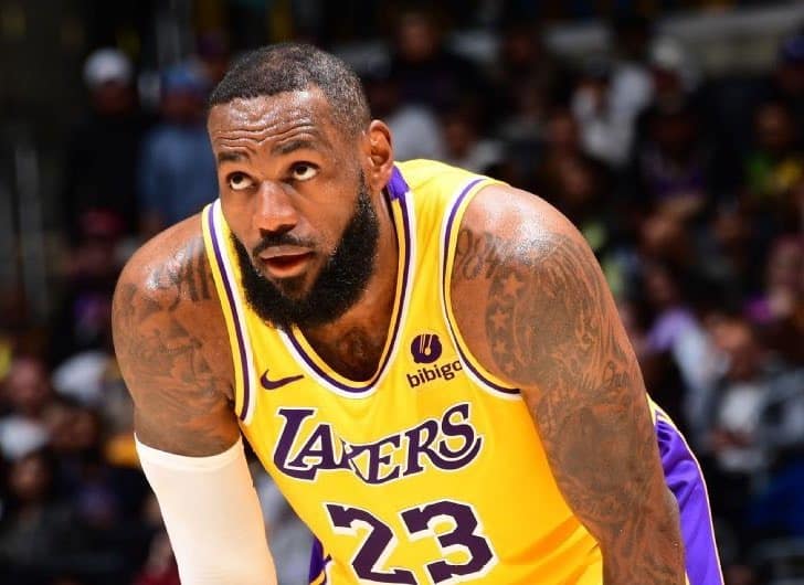 LeBron James busca imponer su autoridad en al duela de los Kings.