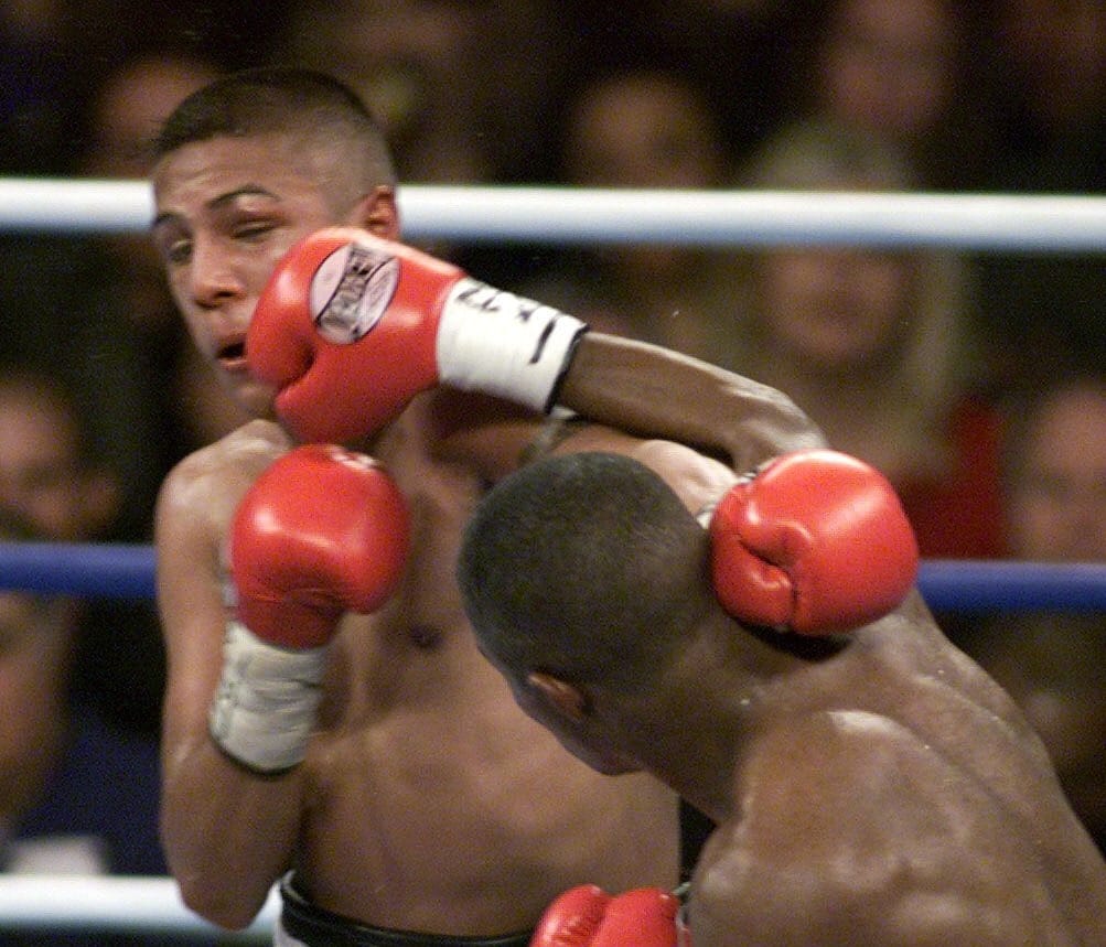 Fernando Vargas acusa a Tito Trinidad de usar vendaje ilegal.