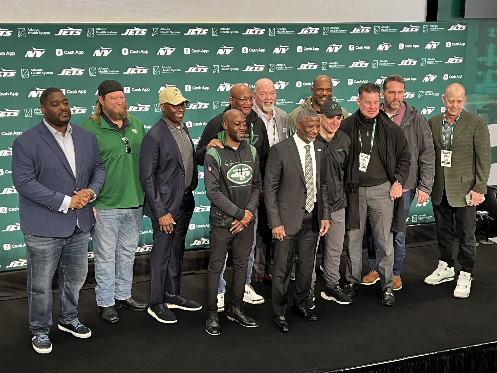 Una foto grupal de ex jugadores de los New York Jets con Aaron Glenn.