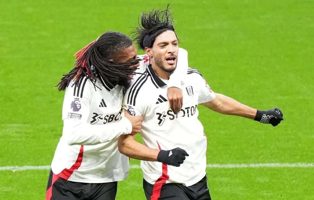 RAÚL JIMÉNEZ APROVECHA DOS PENALES A FAVOR DEL FULHAM FC PARA DEJAR ATRÁS EL RÉCORD DE GOLES DE JAVIER 'CHICHARITO' HERNÁNDEZ