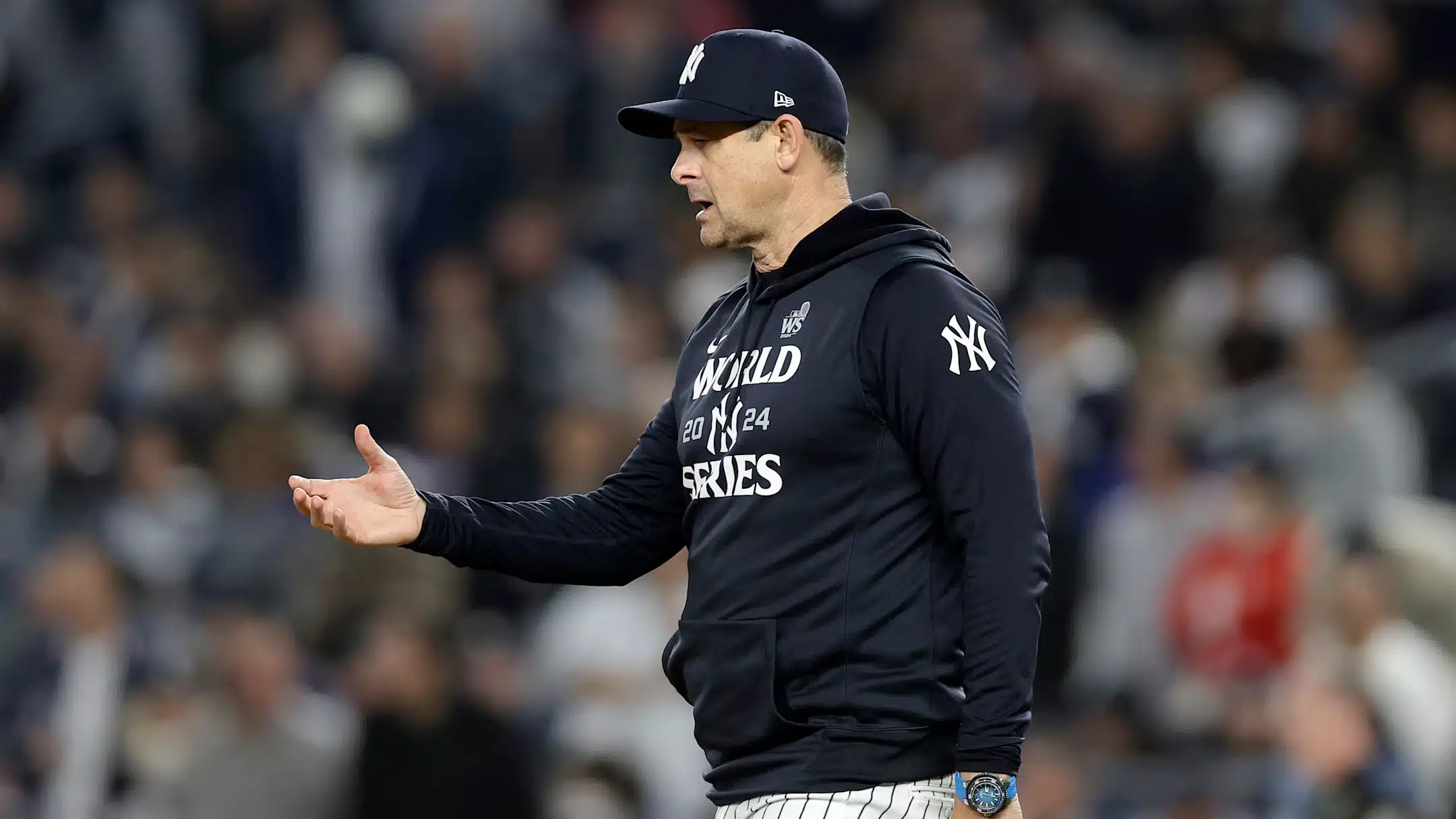 AARON BOONE DISCUTE CON EL AMPAYER