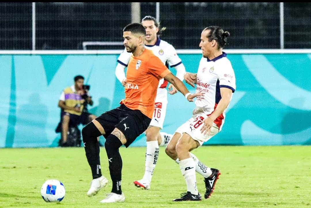 EL CIBAO FC MUY CERCA DE SACAR VENTAJA COMO LOCAL EN LA IDA FRENTE A LAS CHIVAS PERO RECIBIERON EL EMPATE EN LA RECTA FINAL DE SU SERIE EN LA CONCACHAMPIONS
