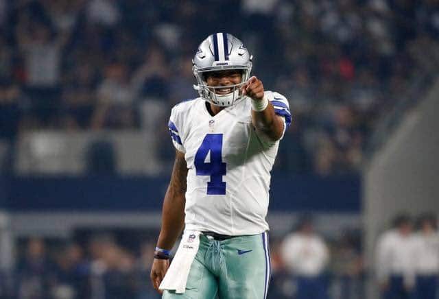 Prescott aún tiene que devolverle la confianza a Jones y a los Cowboys.