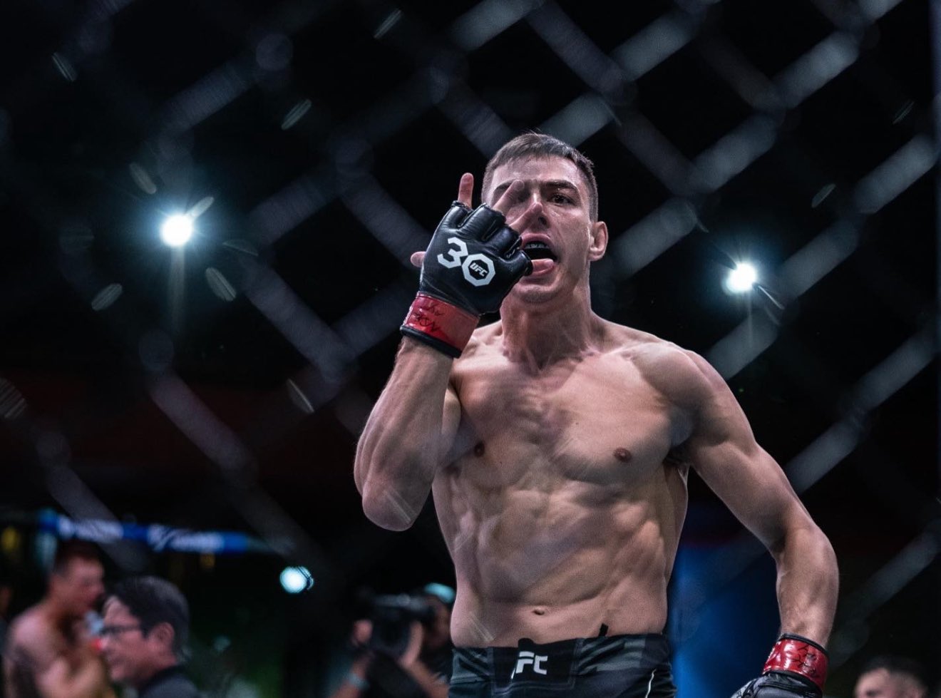 Manuel Torres ganó por nocaut técnico en el primer asalto ante Drew Dober en el evento co-estelar de este UFC México.