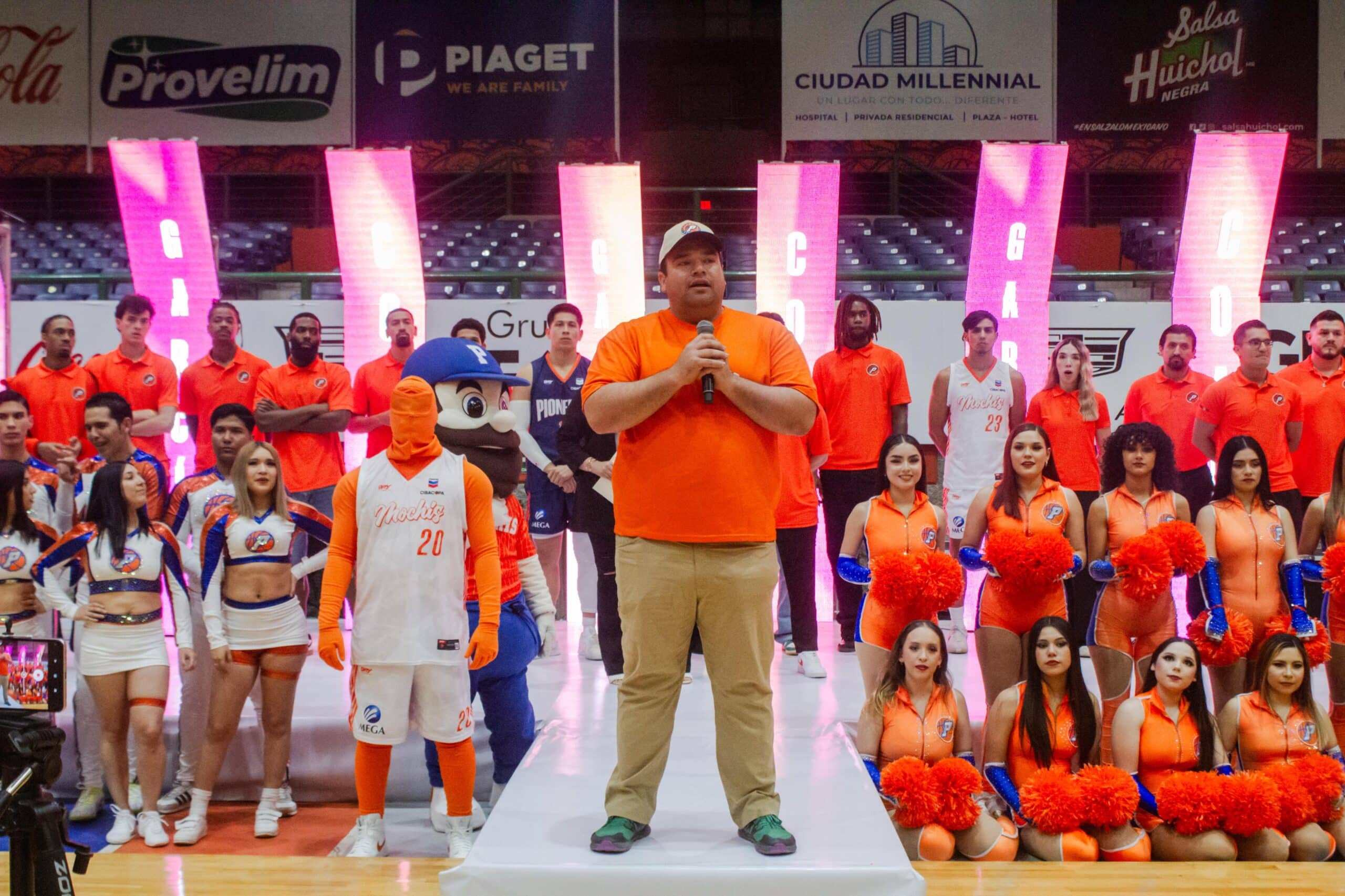 El Centro de Usos Múltiples se vistió de gala para presentar a sus jugadores y al cuerpo técnico que defenderá los colores de la ciudad mochitense en la edición 2025.