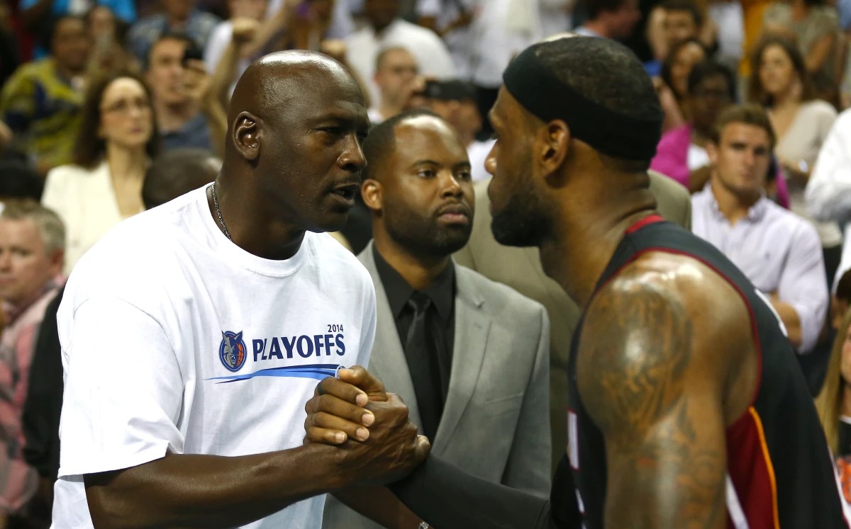 Michael Jordan y LeBron James en un juego de la NBA.
