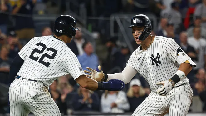AARON JUDGE SE SALUDA CONUN COMPAÑERO