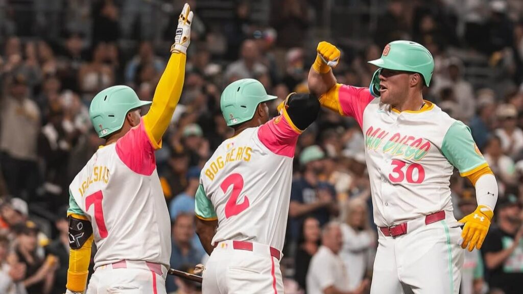 PADRES DE SAN DIEGO EMPAREJA LA SERIE