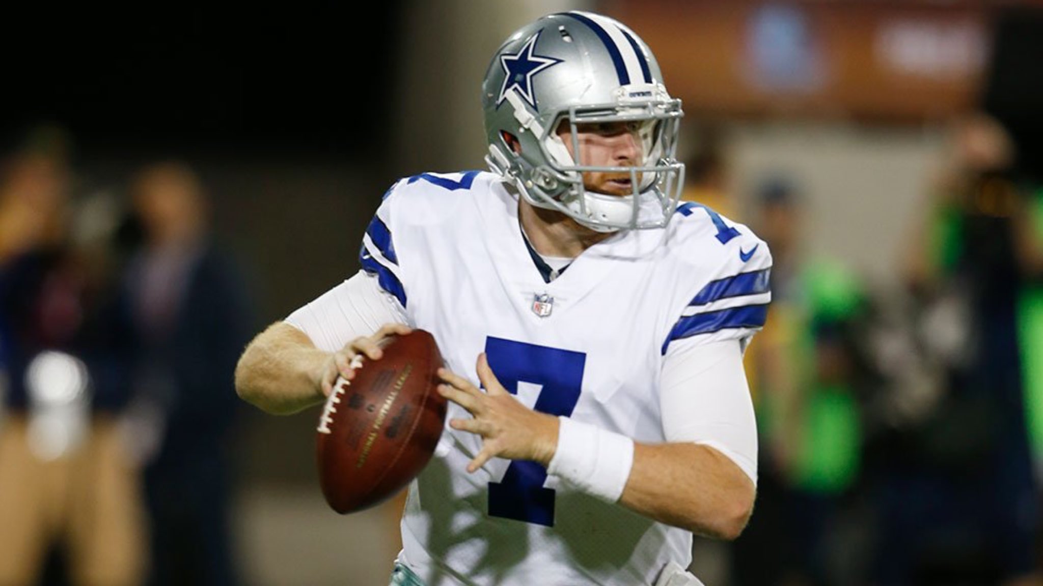 Ravens firman al quarterback Cooper Rush para respaldar a Lamar Jackson.