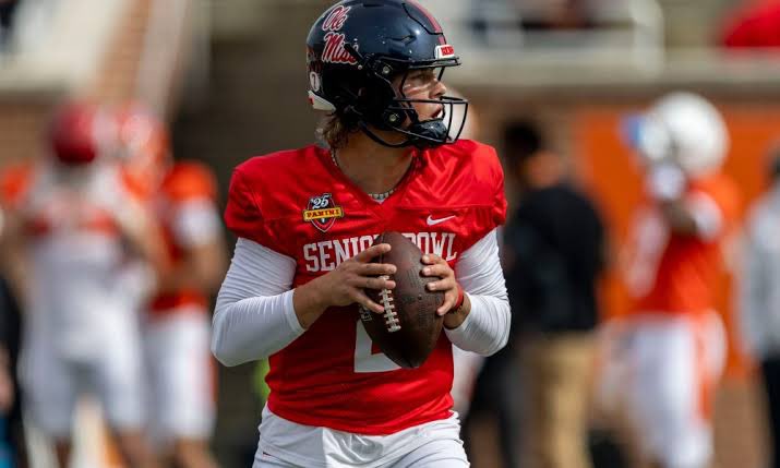El mariscal de campo de Ole Miss Jaxson Dart decidió no ir al Draft 2025 de la NFL, pese al interés de varios equipos.