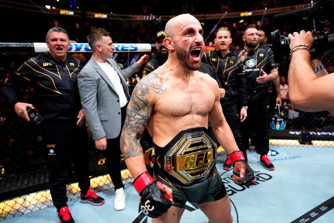 Alexander Volkanovski gana la corona de peso pluma en UFC 134.