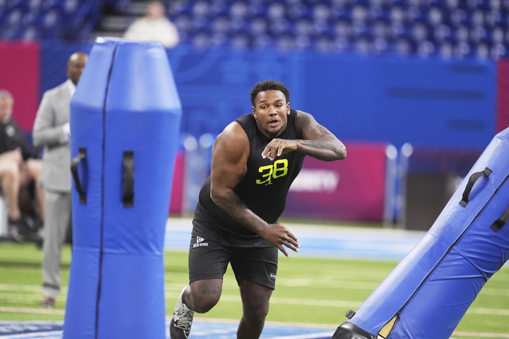 Deone Walker visitará a los Buffalo Bills el martes.
