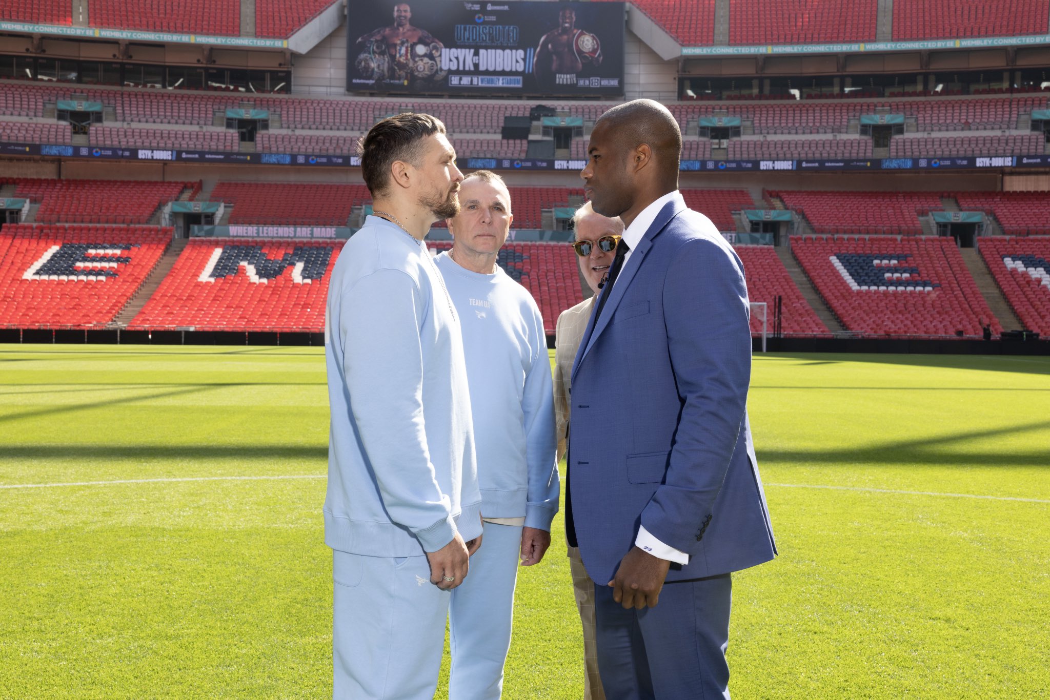 Dubois propina empujón a Usyk en inicio de promoción de su revancha.