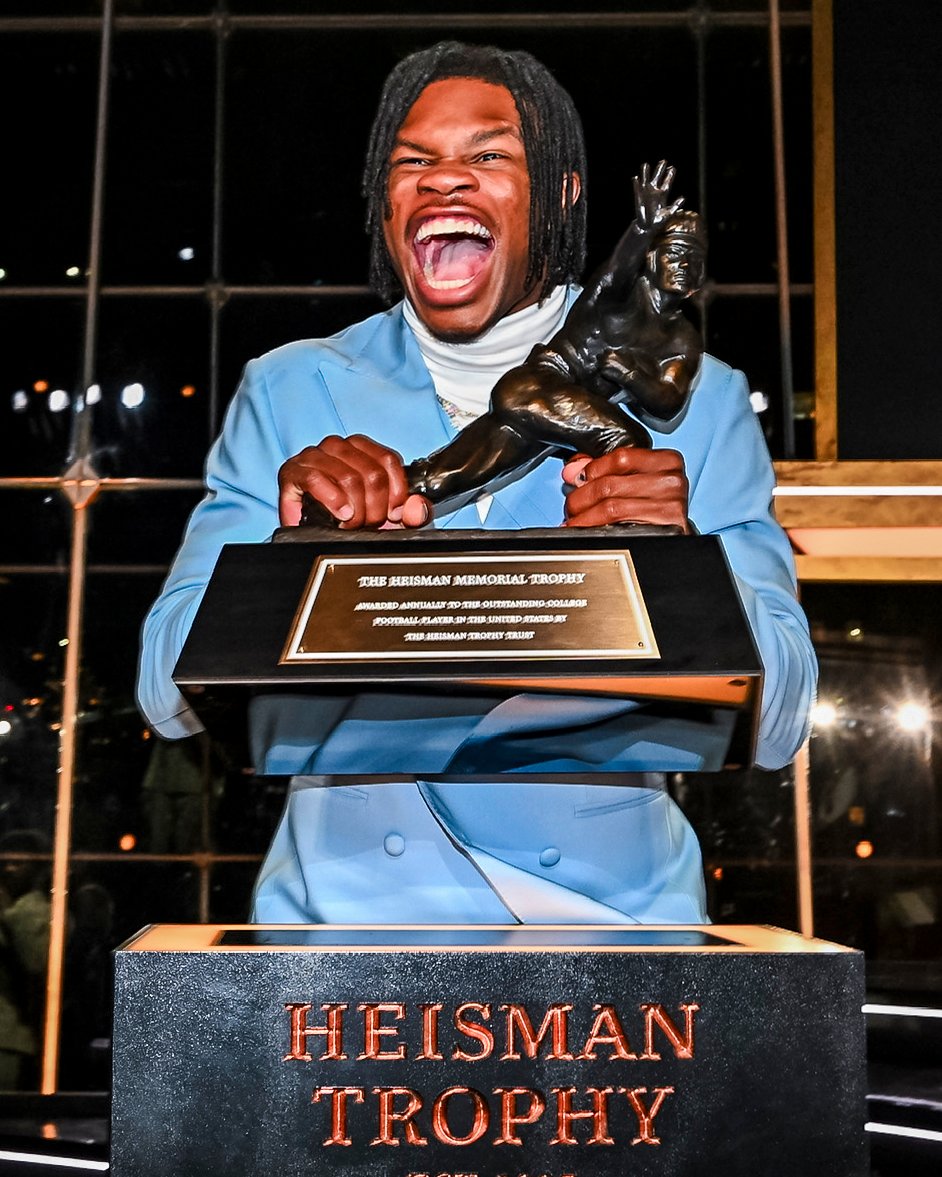 TRAVIS HUNTER HEISMAN TROFEO 2025