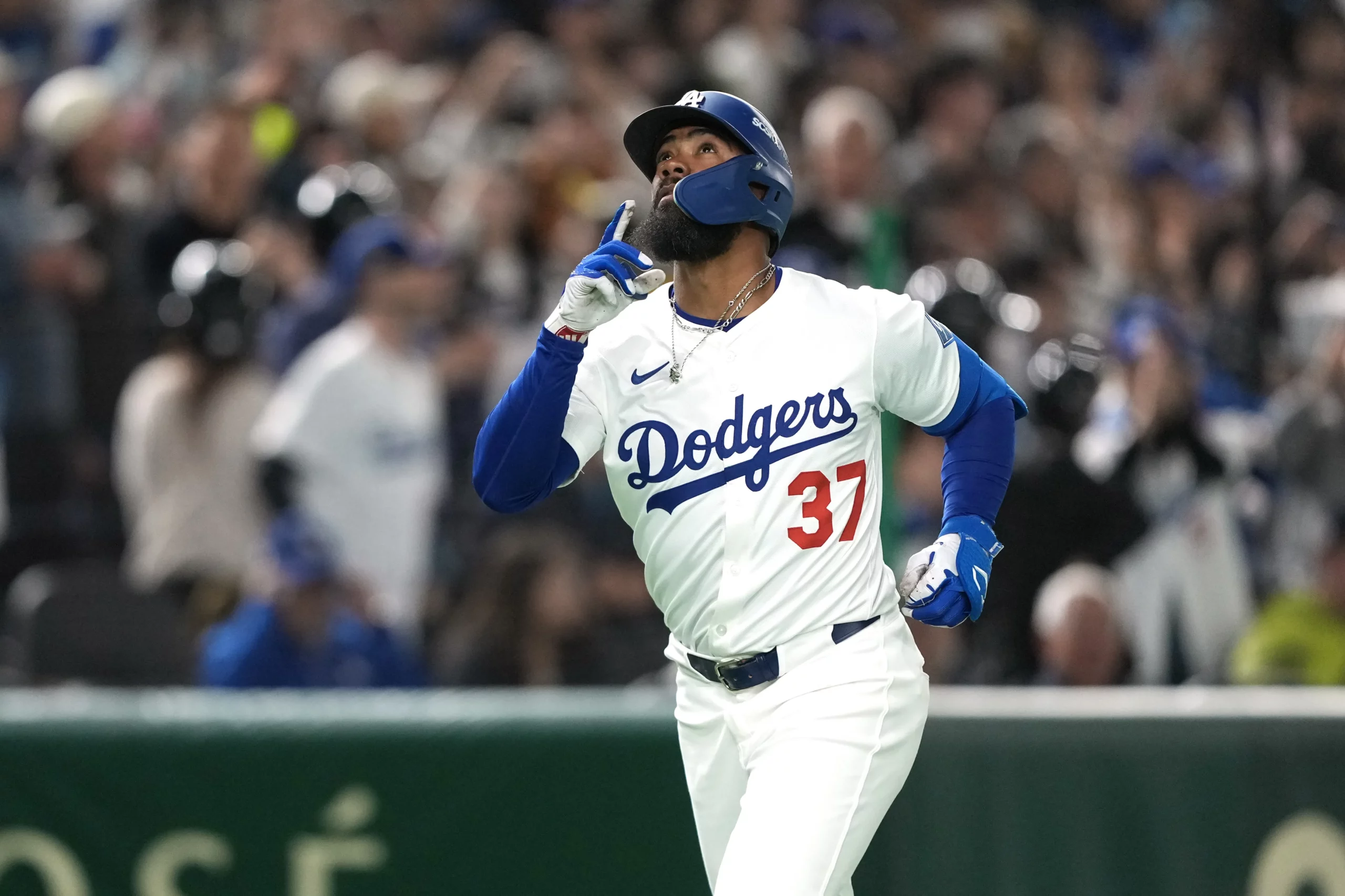 TEOSCAR HERNÁNDEZ BUSCA DARLE VICTORIAS A LOS DODGERS