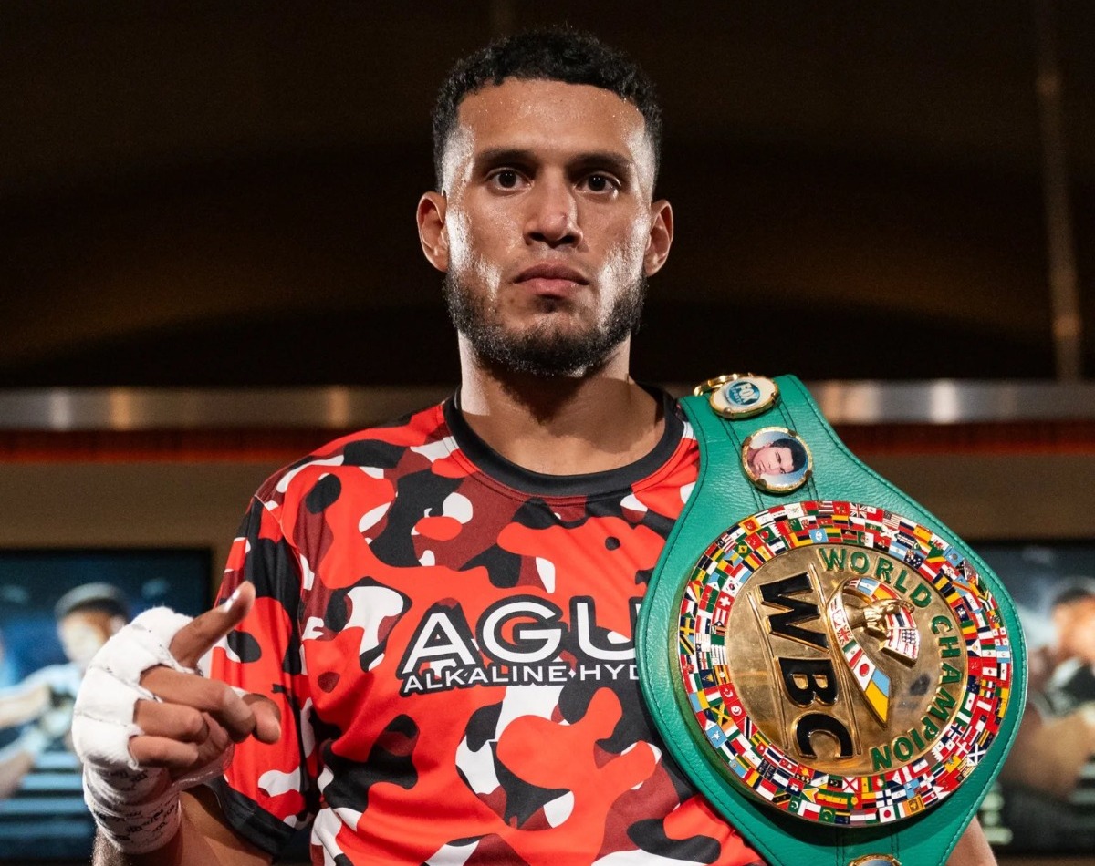 David Benavidez se ha convertido en el campeón mundial semipesado del CMB después de que Dmitry Bivol dejara vacante el cinturón hoy. 